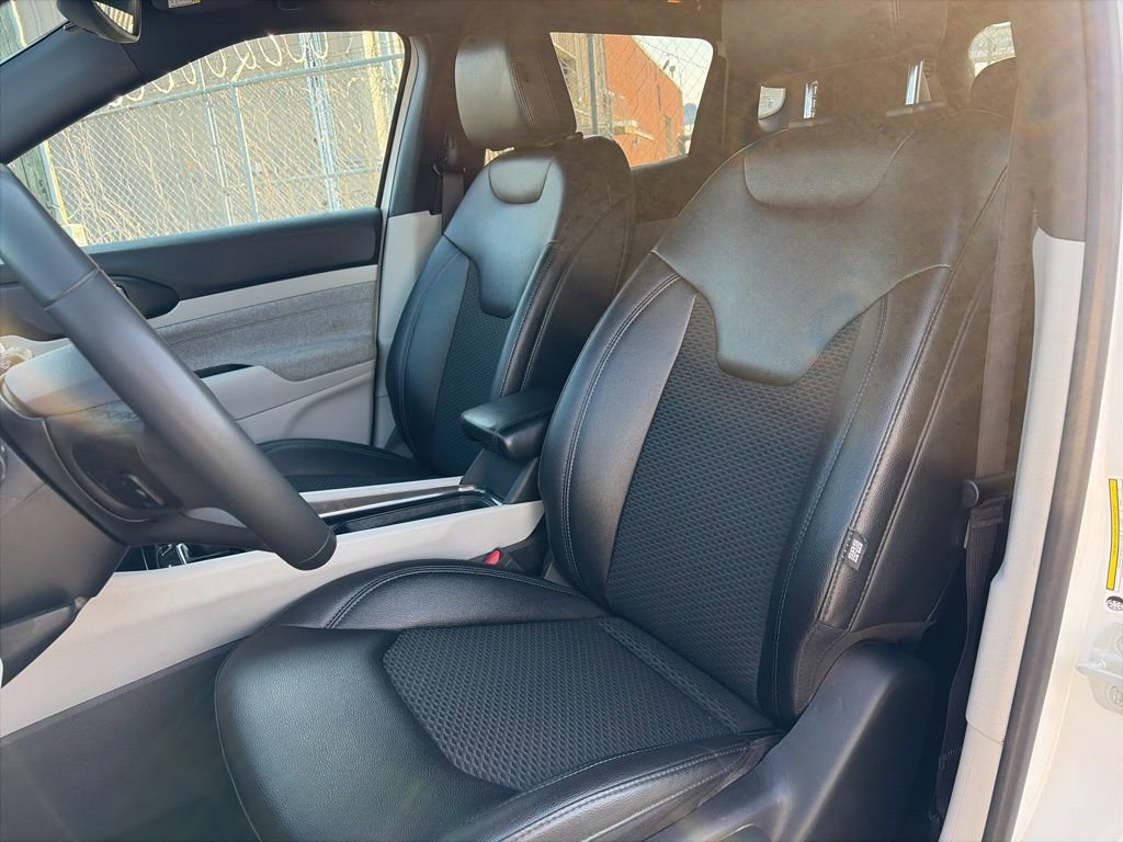 Used 2024 Jeep Compass Latitude image 12