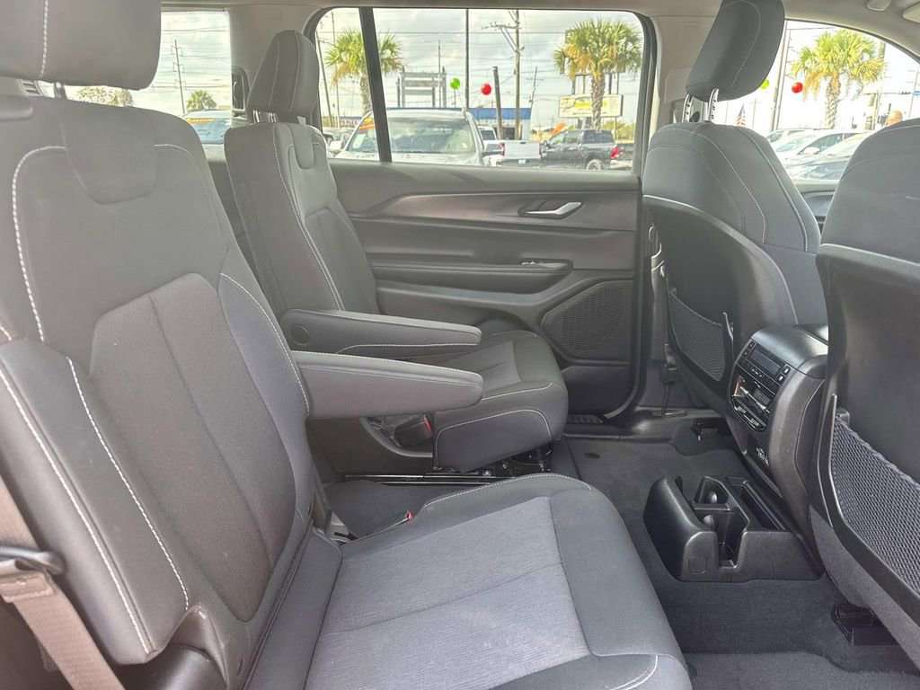 Used 2023 Jeep Grand Cherokee L Laredo image 10