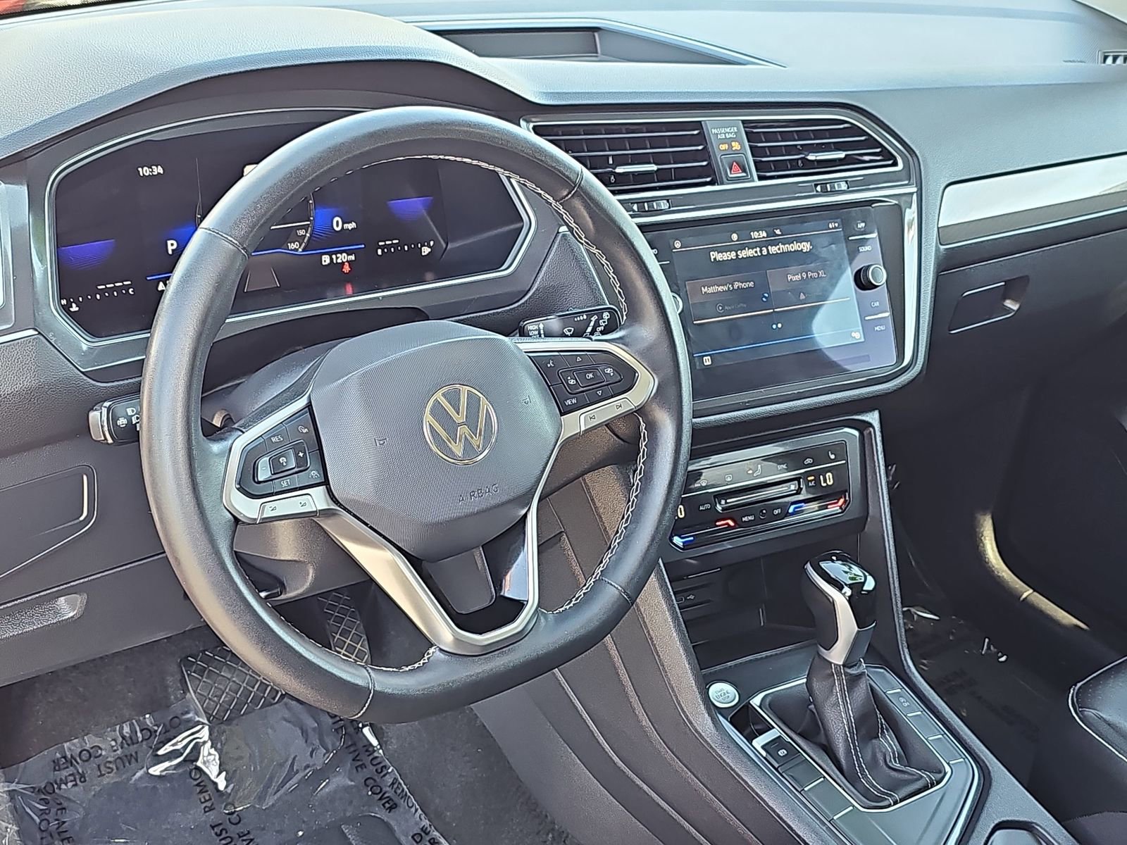 Used 2024 Volkswagen Tiguan SE w/ Panoramic Sunroof Package image 18