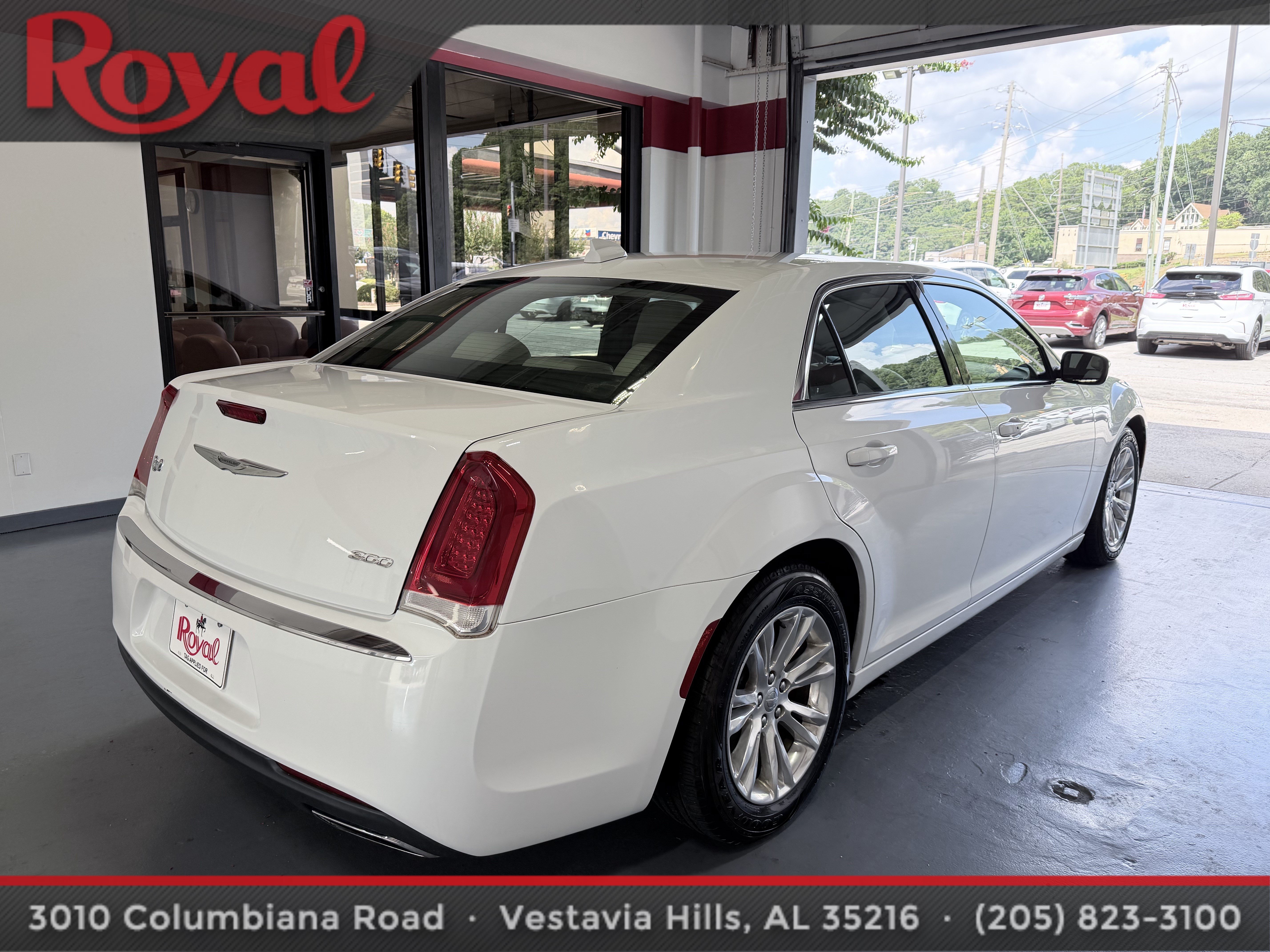 Used 2017 Chrysler 300 Limited w/ Driver Convenience Group RWD image 4