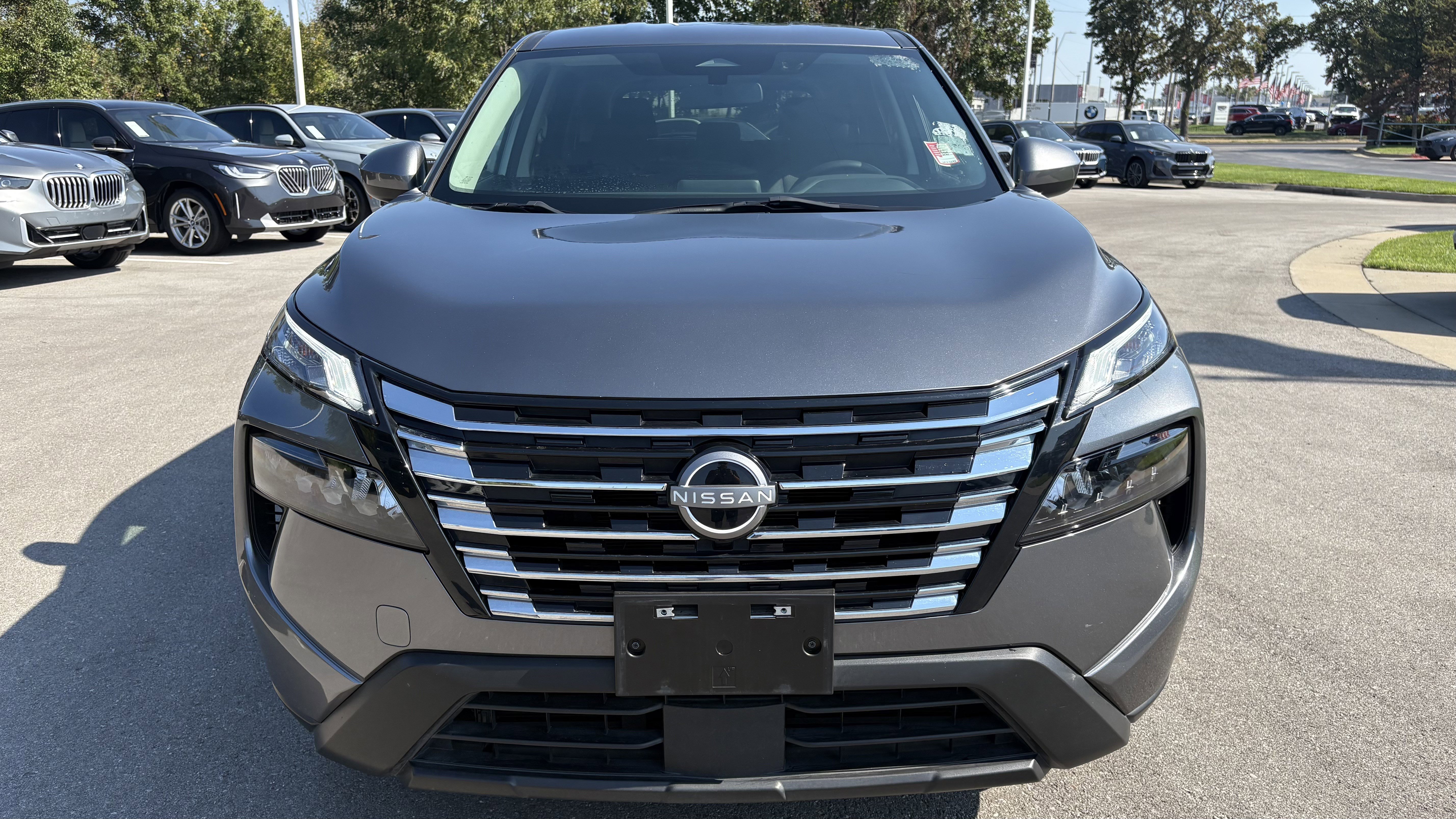 Used 2024 Nissan Rogue SV image 3