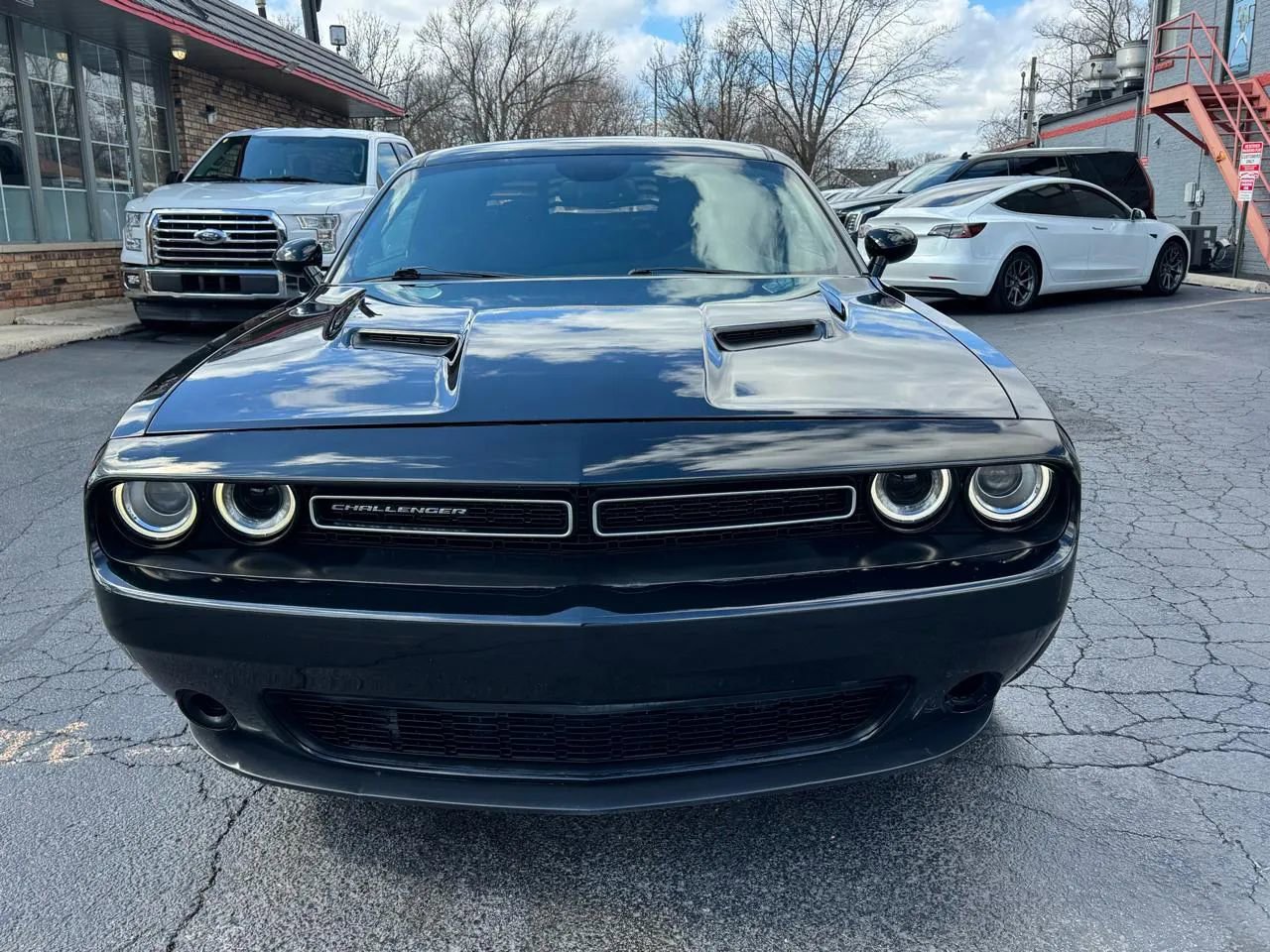Used 2016 Dodge Challenger SXT image 2