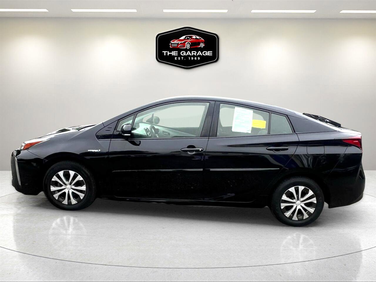 Used 2019 Toyota Prius LE image 2