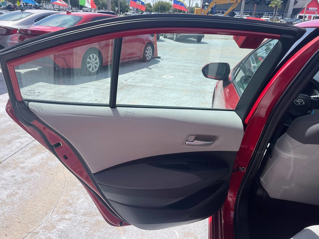 Used 2021 Toyota Corolla LE image 3