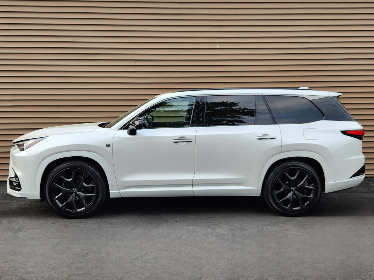 Used 2024 Lexus TX 500h AWD image 3