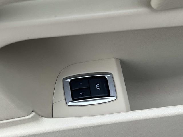 Used 2013 Jaguar XF image 16