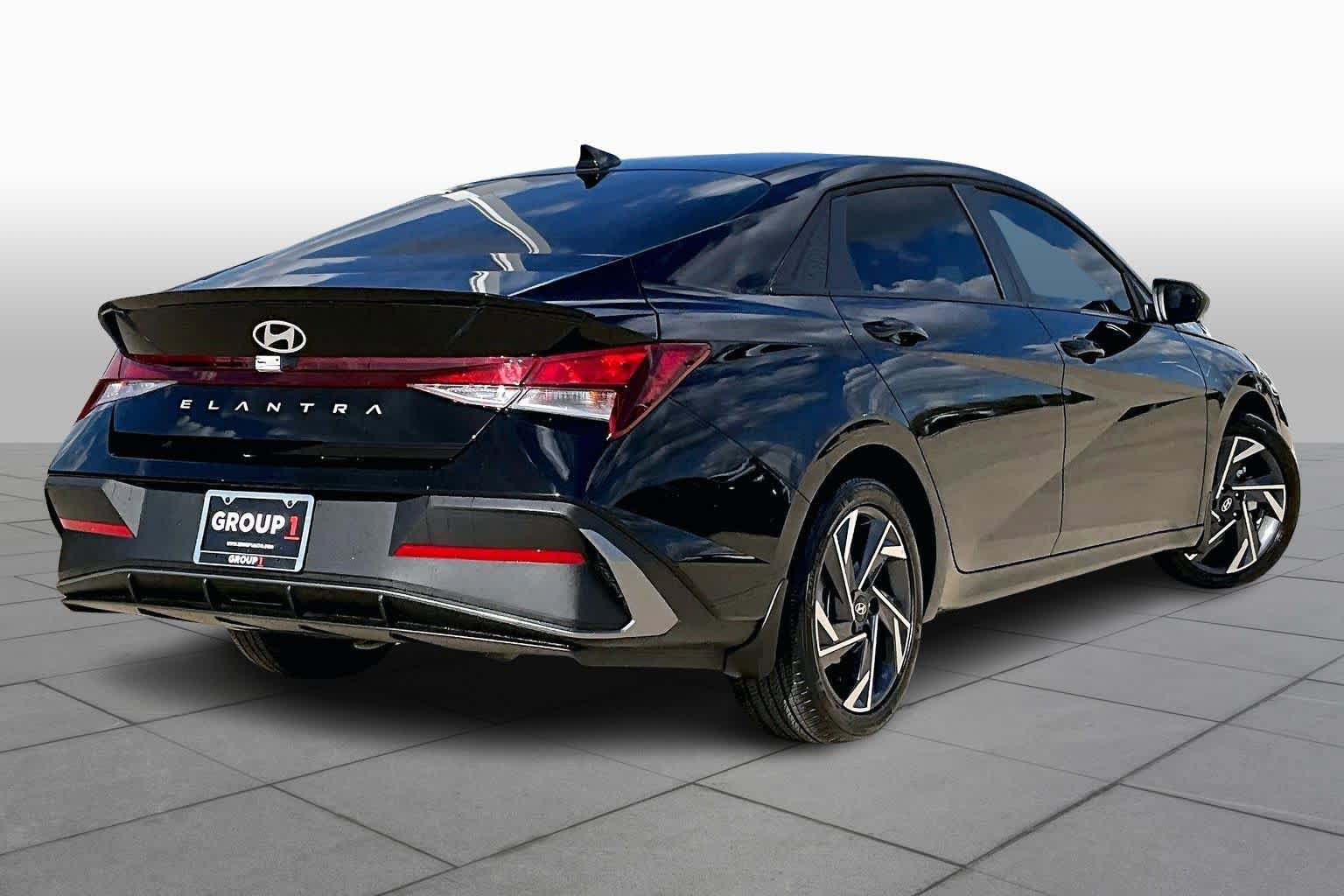 Certified 2025 Hyundai Elantra Sport image 24