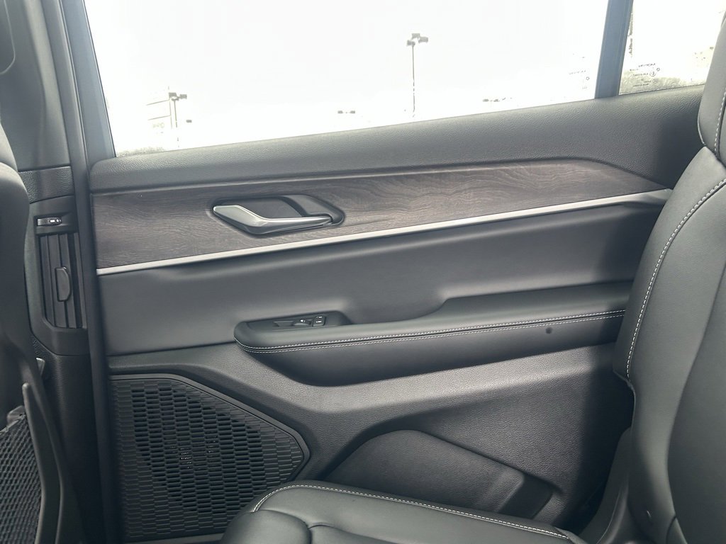 New 2025 Jeep Grand Cherokee L Limited w/ Black Appearance Package image 31