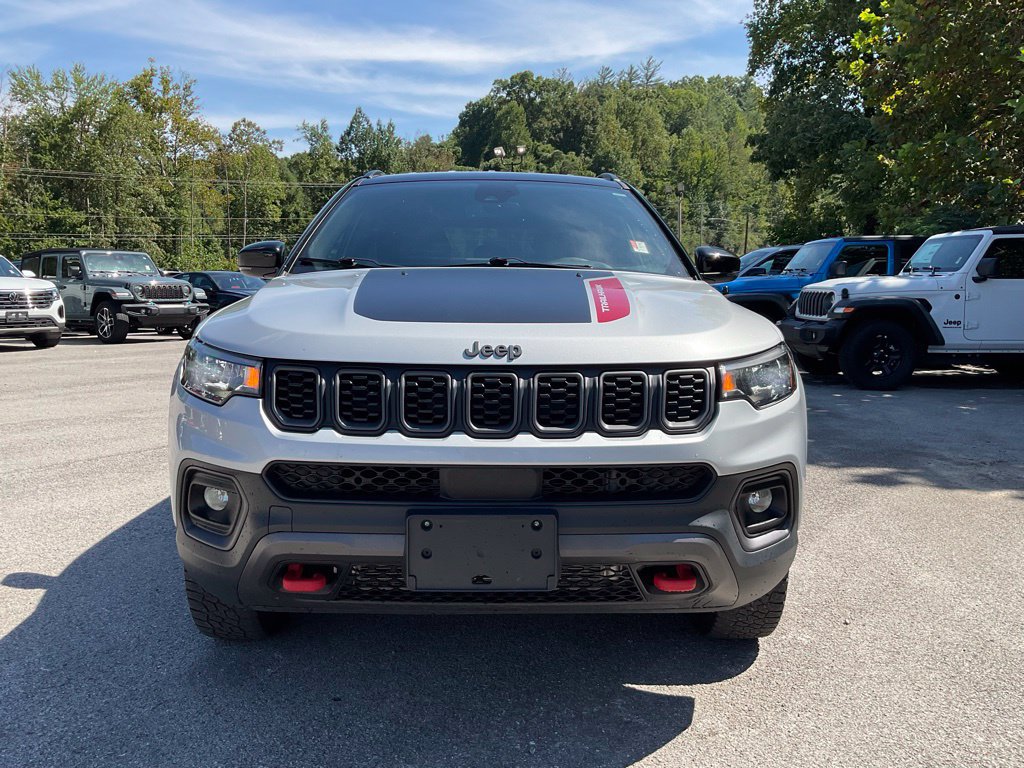 Used 2025 Jeep Compass Trailhawk AWD/4WD image 2