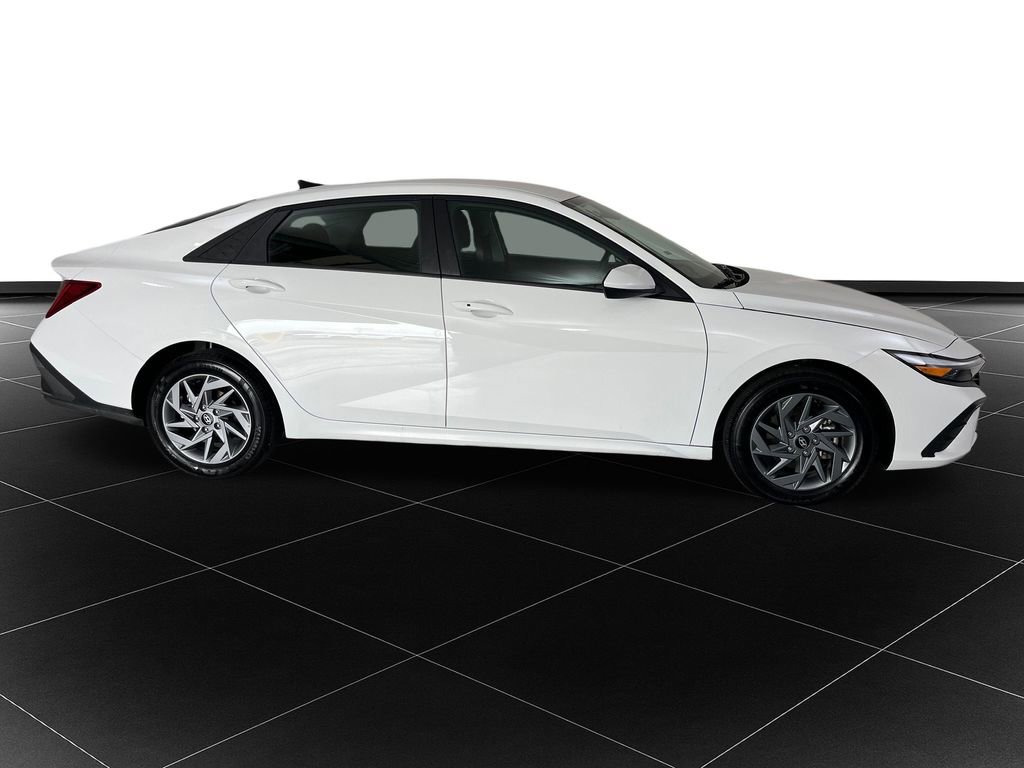 Used 2025 Hyundai Elantra Blue FWD image 6