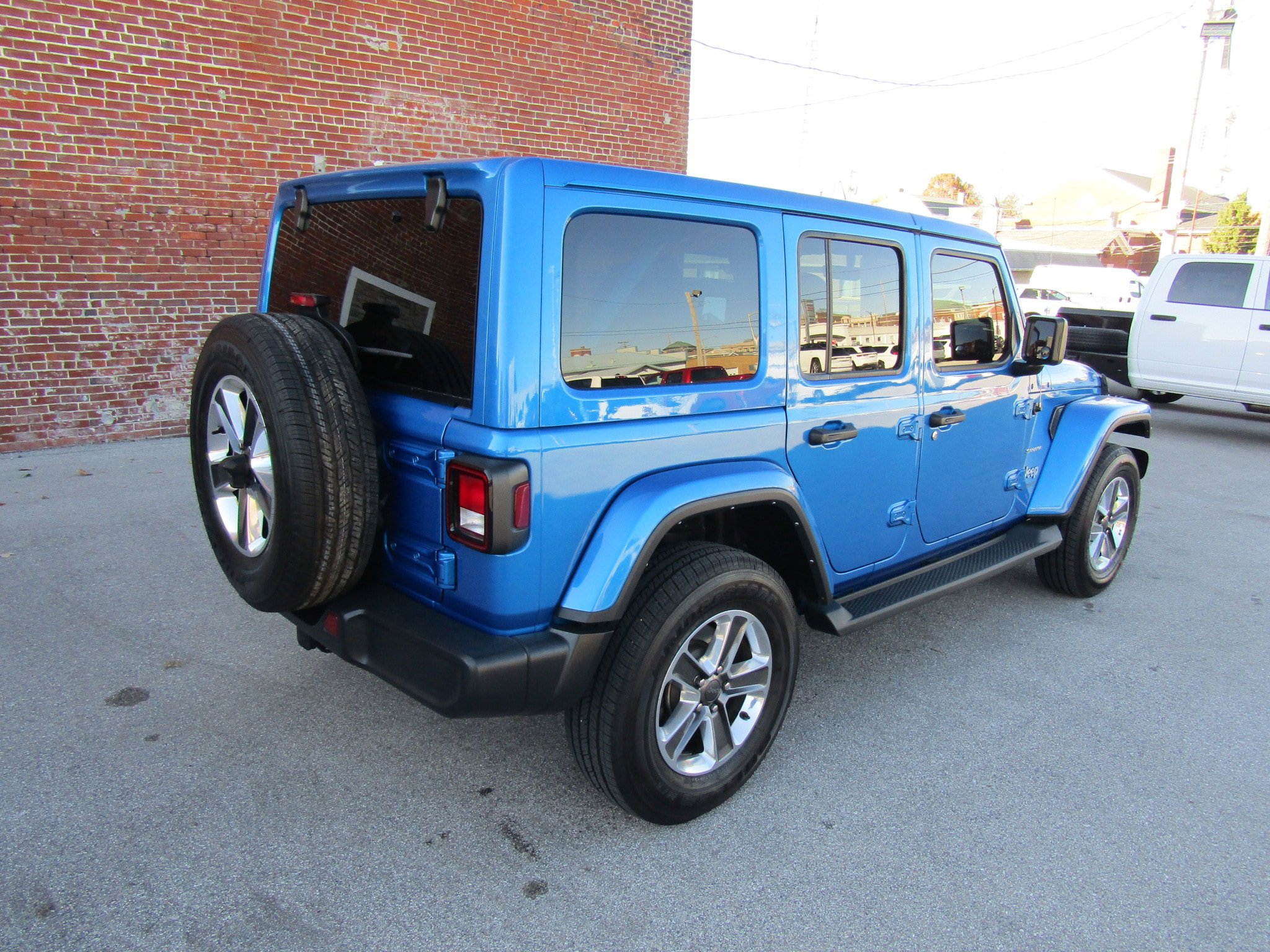 Used 2022 Jeep Wrangler Unlimited Sahara w/ Cold Weather Group AWD/4WD image 3