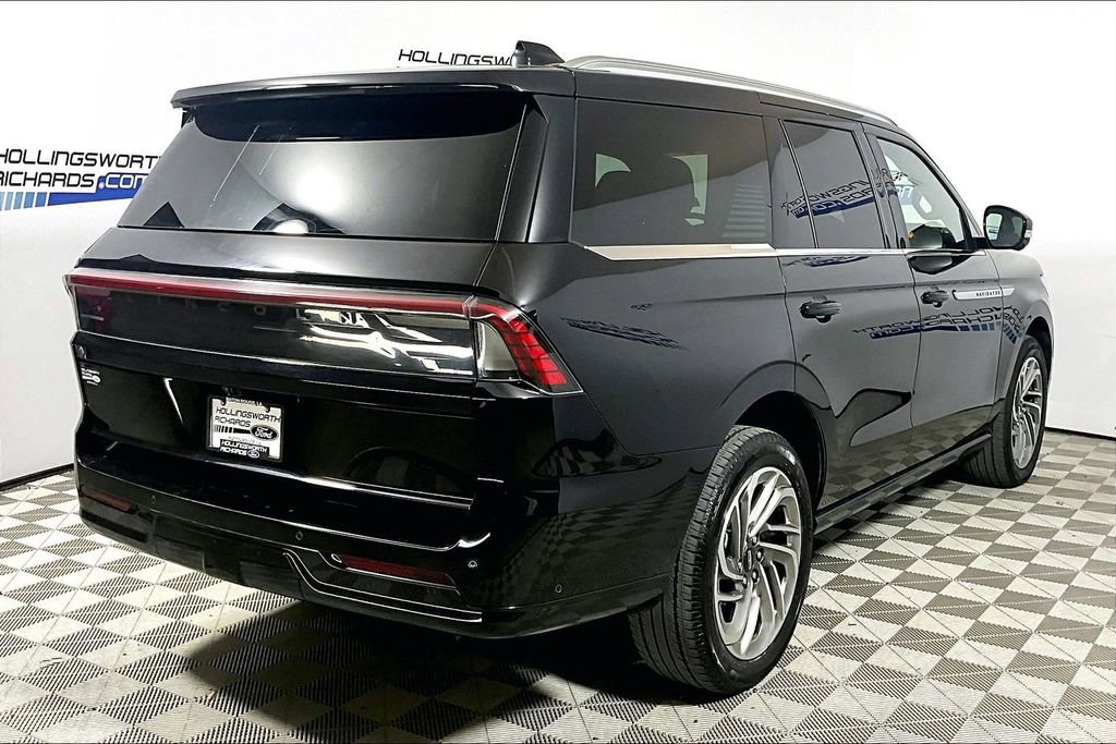 Used 2025 Lincoln Navigator Reserve image 9