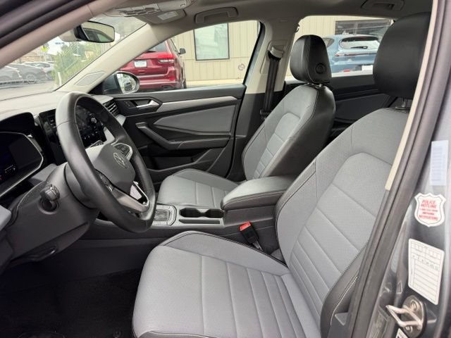 Used 2025 Volkswagen Jetta SE FWD image 7