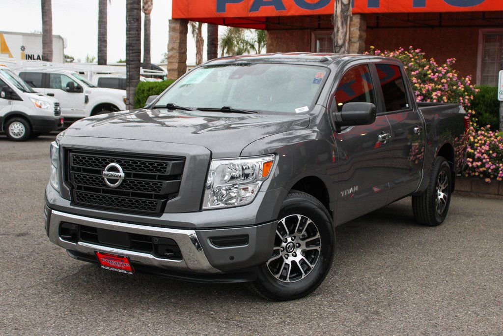 Used 2021 Nissan Titan SV w/ SV Convenience Package image 4
