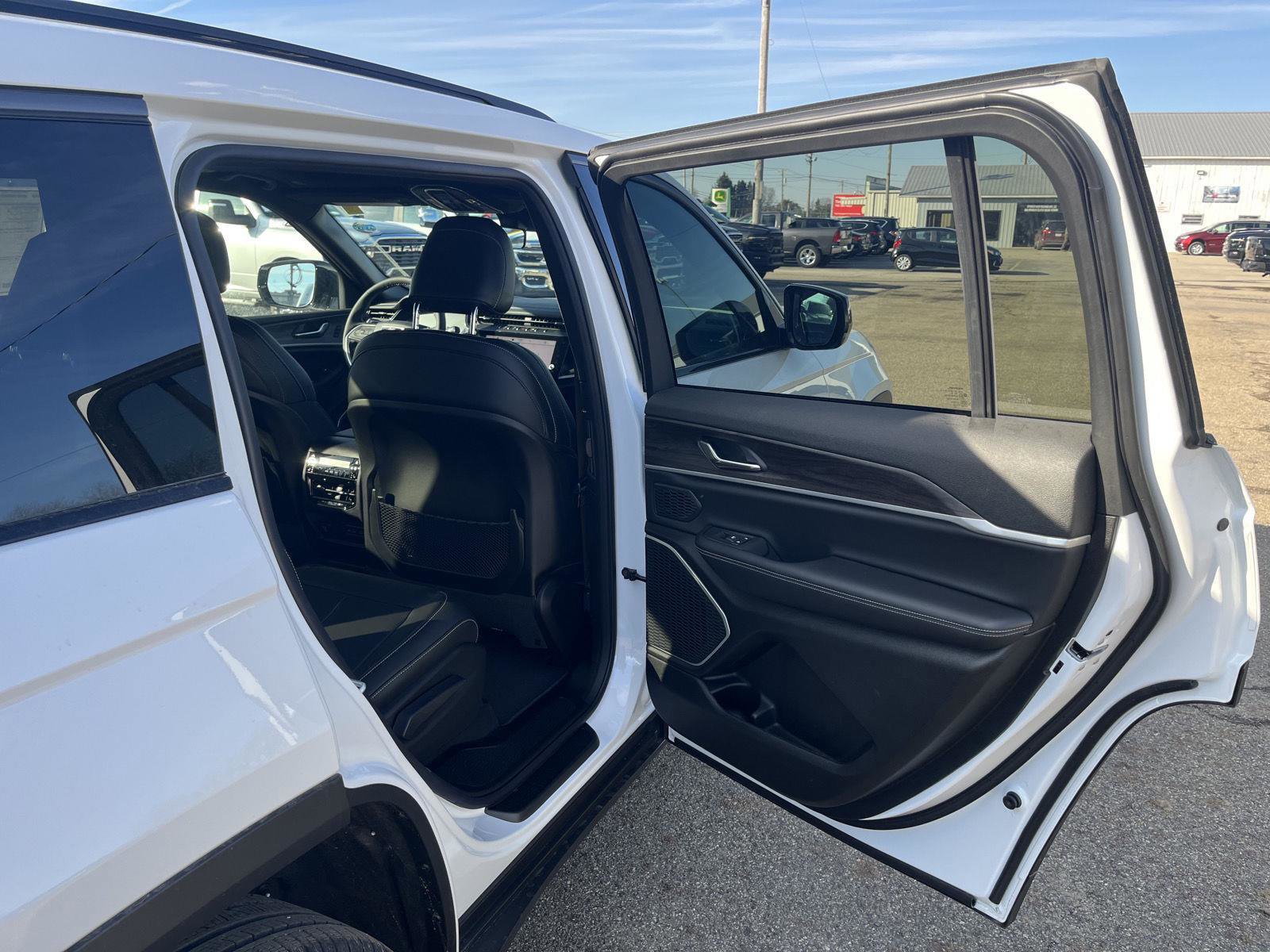 New 2026 Jeep Grand Cherokee L Limited w/ Limited Altitude Package image 38