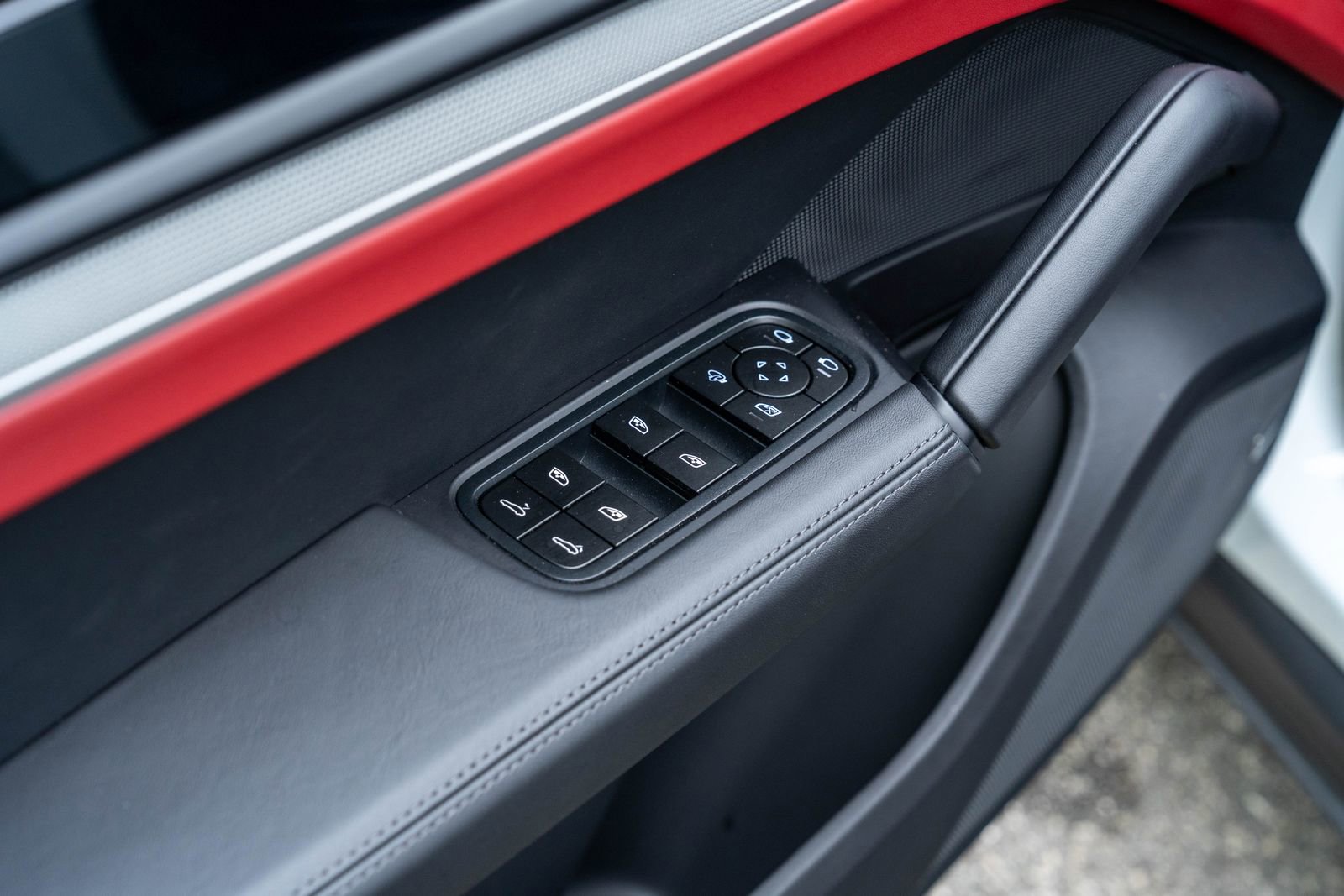 Certified 2024 Porsche Cayenne AWD/4WD image 22