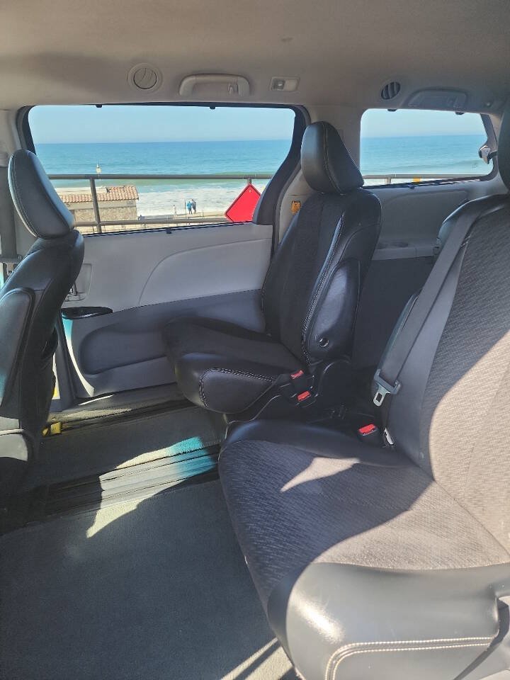 Used 2013 Toyota Sienna SE FWD image 10