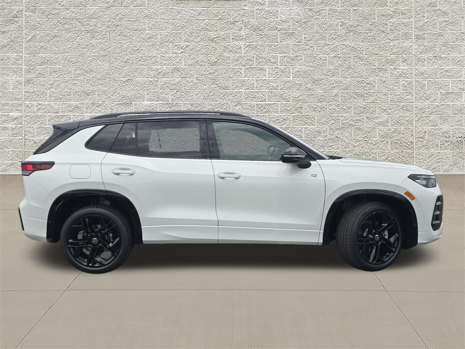 New 2026 Volkswagen Tiguan SE R-Line AWD/4WD image 8