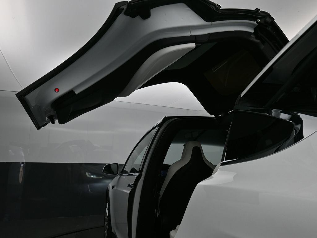 Used 2018 Tesla Model X 100D image 19