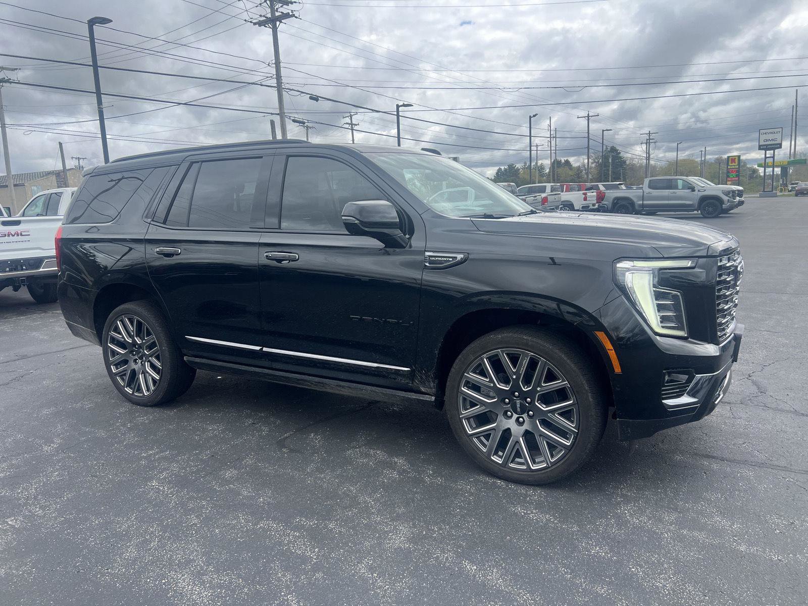 Used 2025 GMC Yukon Denali Ultimate AWD/4WD image 2