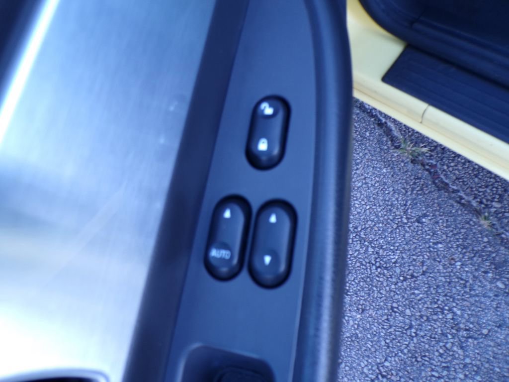 Used 2002 Ford Thunderbird Base image 9