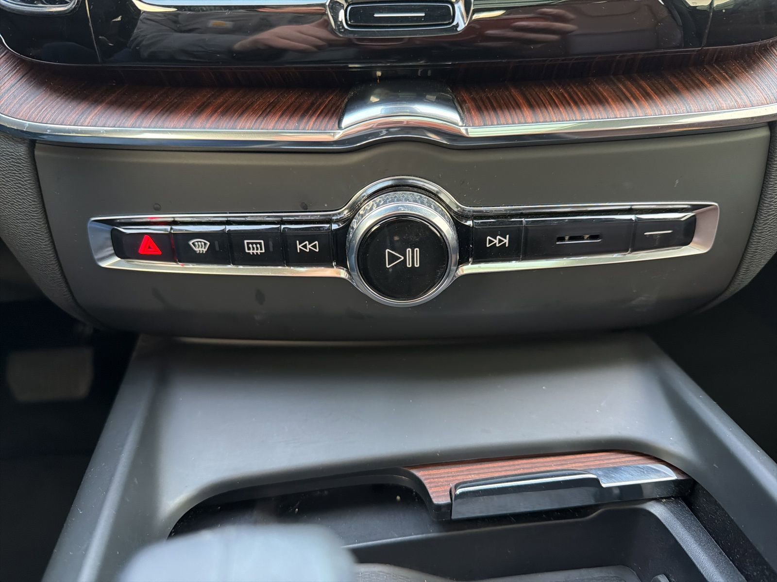 Certified 2025 Volvo XC60 T8 Plus w/ Protection Package Premier image 46