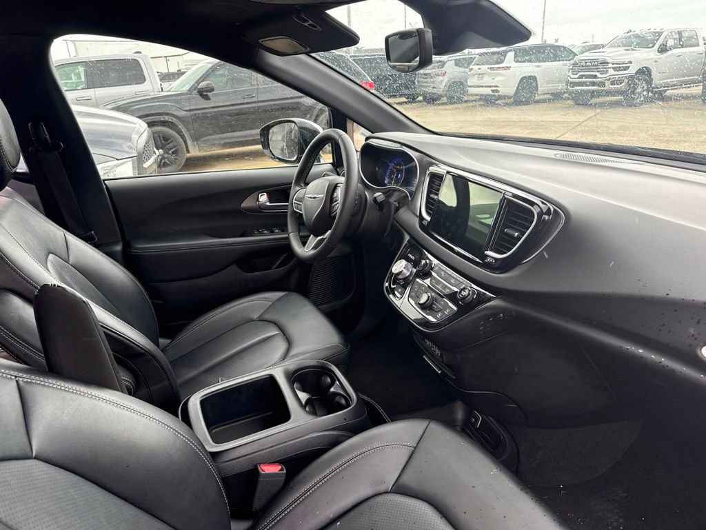 Used 2025 Chrysler Pacifica Select FWD image 8
