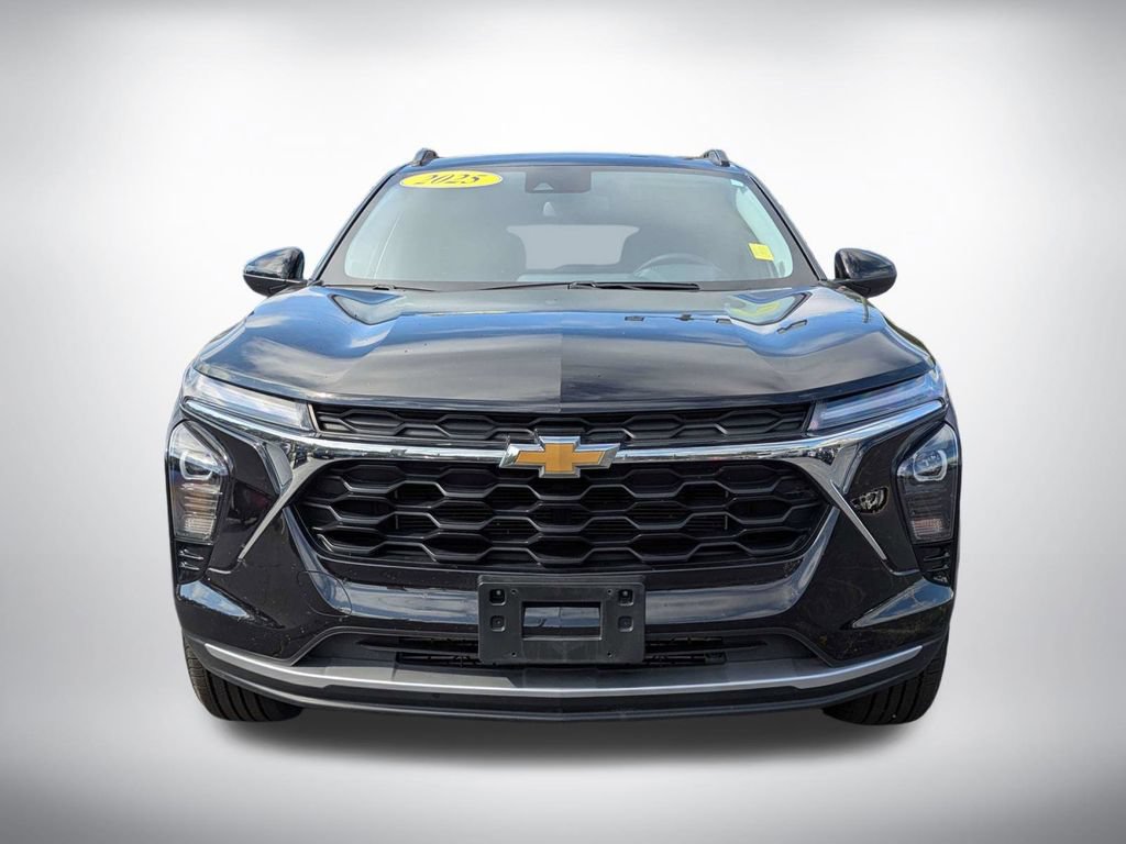 Used 2025 Chevrolet Trax LT w/ LT Convenience Package FWD image 9