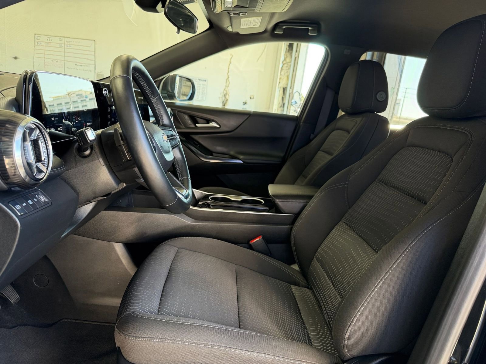 Used 2025 Chevrolet Equinox LT image 25