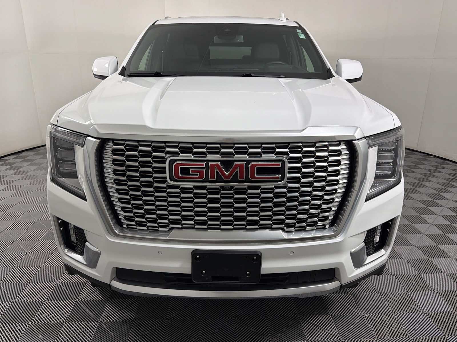 Used 2024 GMC Yukon XL Denali RWD image 2