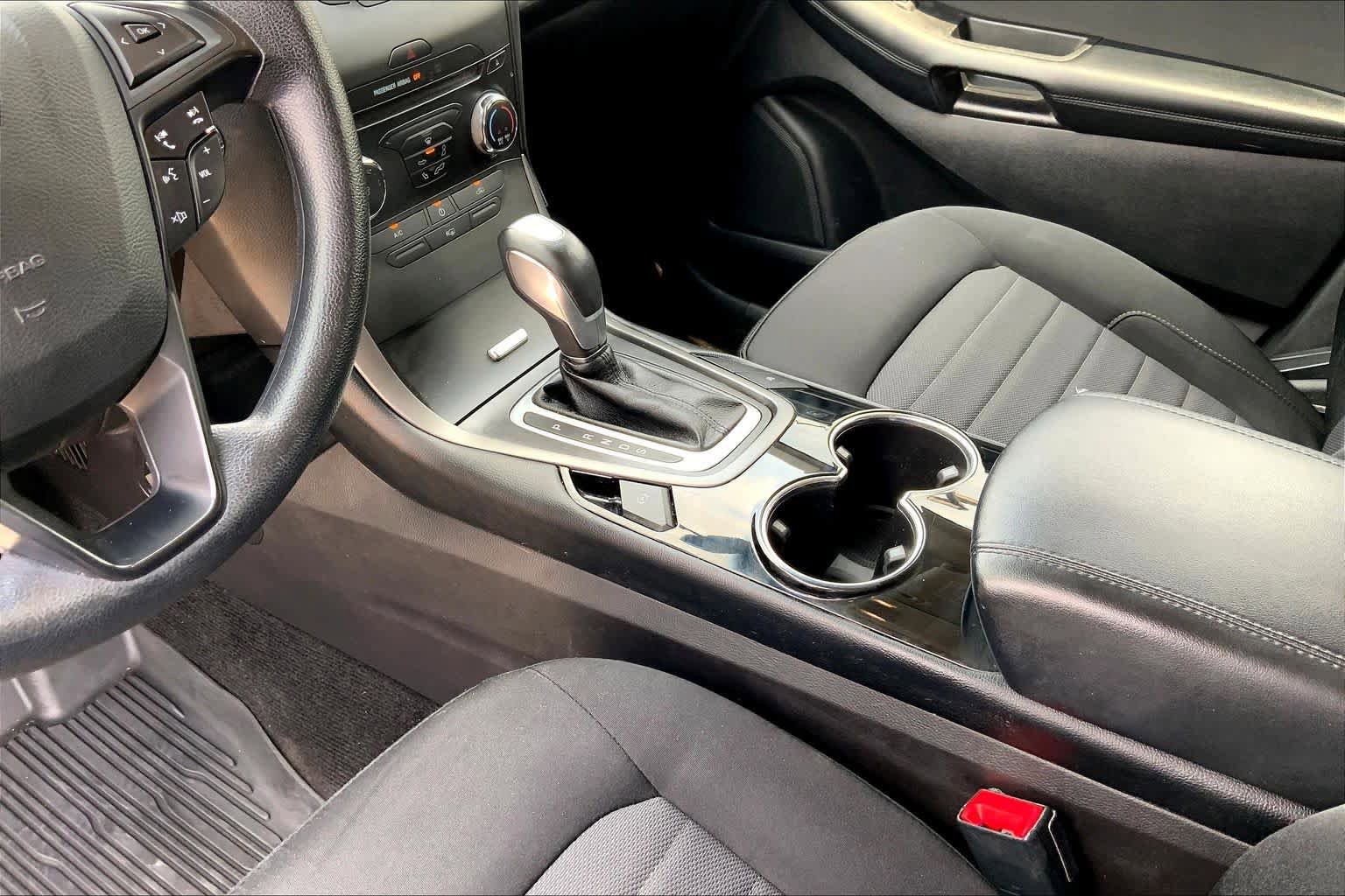 Used 2018 Ford Edge SE FWD image 16