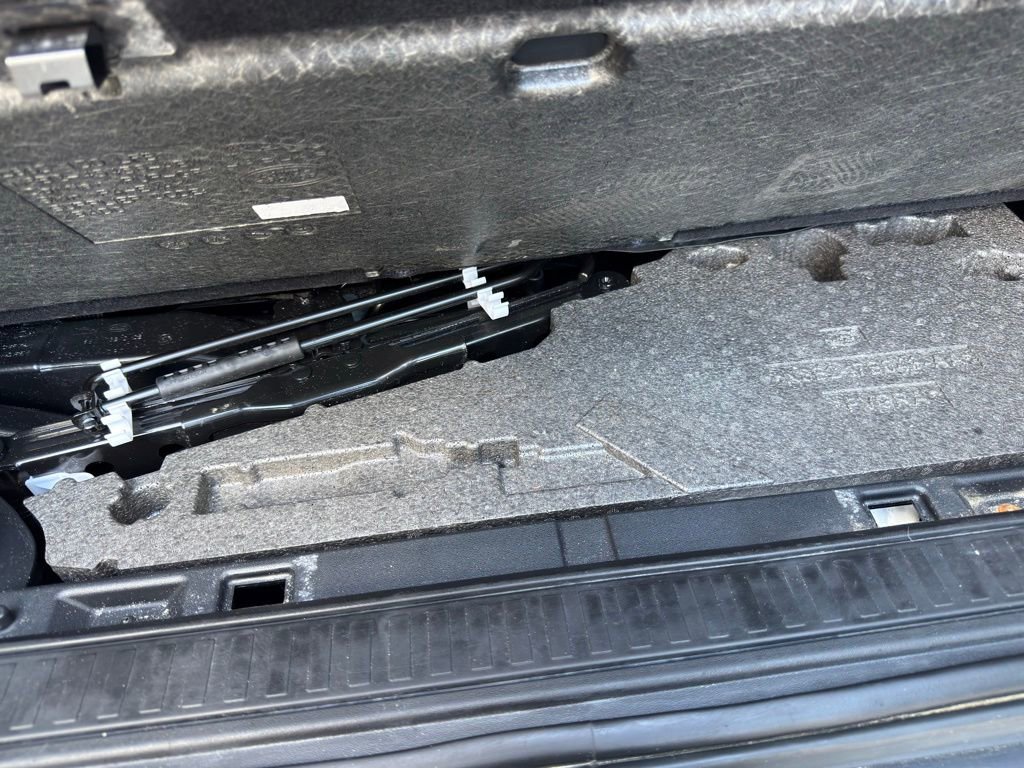 Used 2023 Land Rover Defender 130 SE image 42