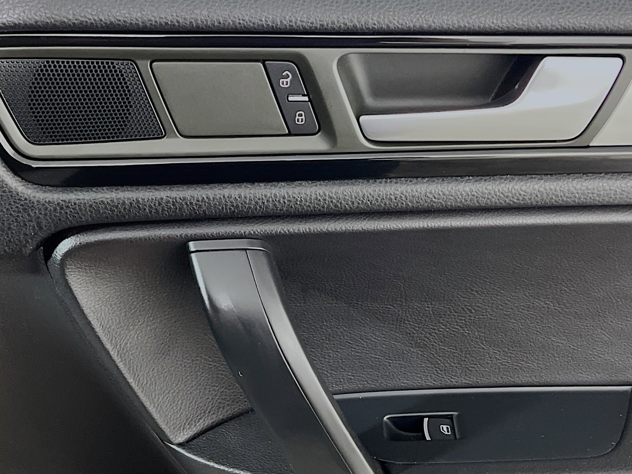 Used 2014 Volkswagen Touareg Sport image 32