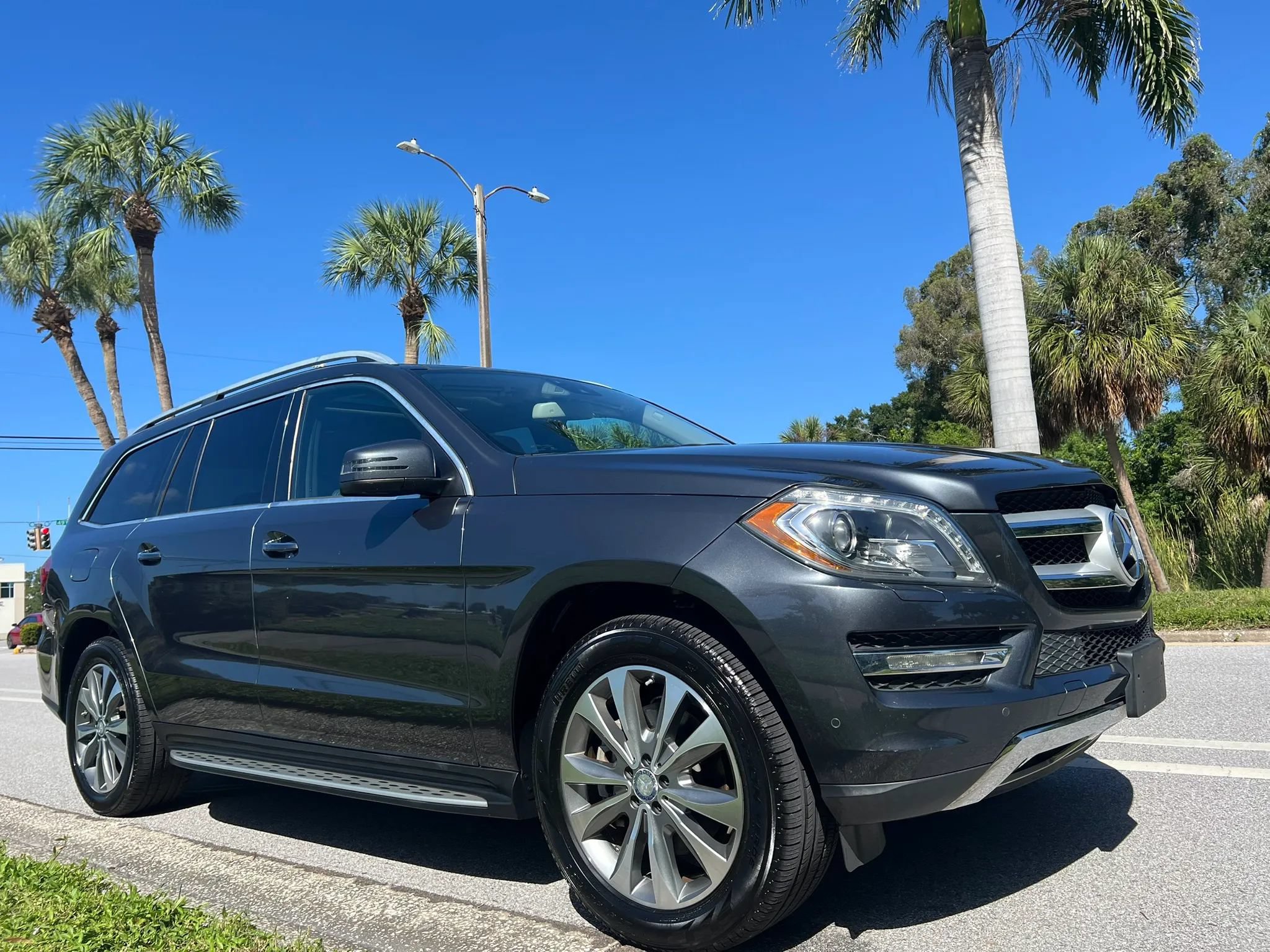 Used 2014 Mercedes-Benz GL 450 4MATIC w/ Lighting Package image 4