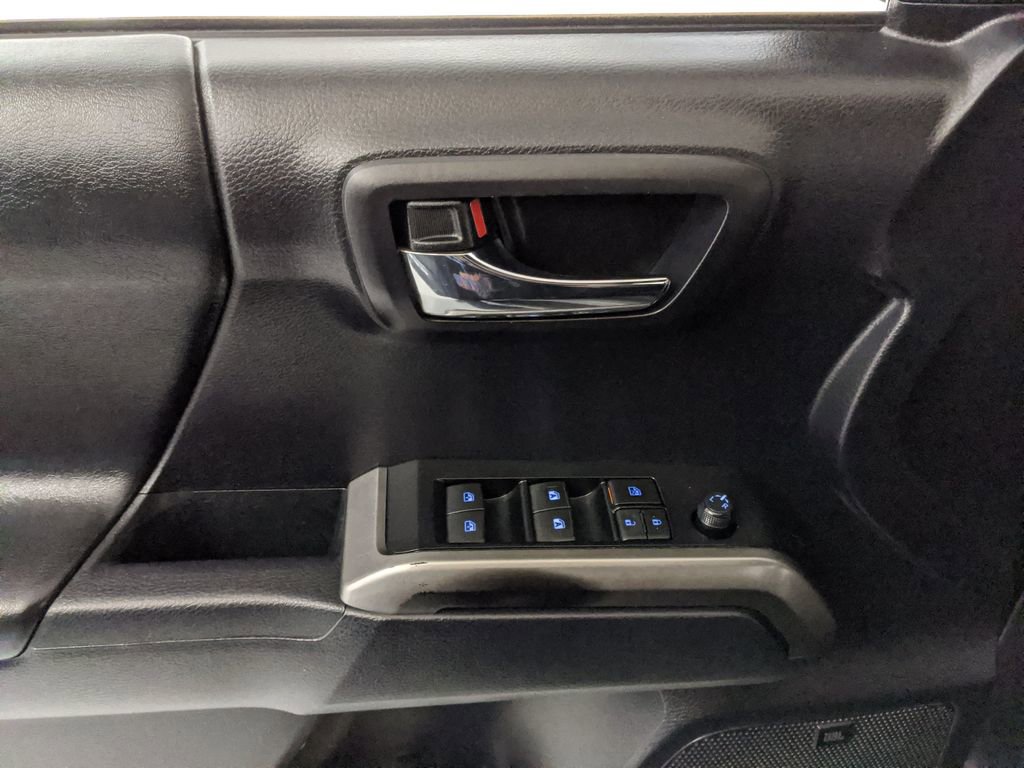 Used 2020 Toyota Tacoma Limited AWD/4WD image 16