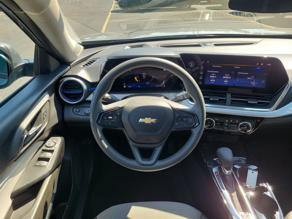 Used 2025 Chevrolet Trax LT FWD image 14