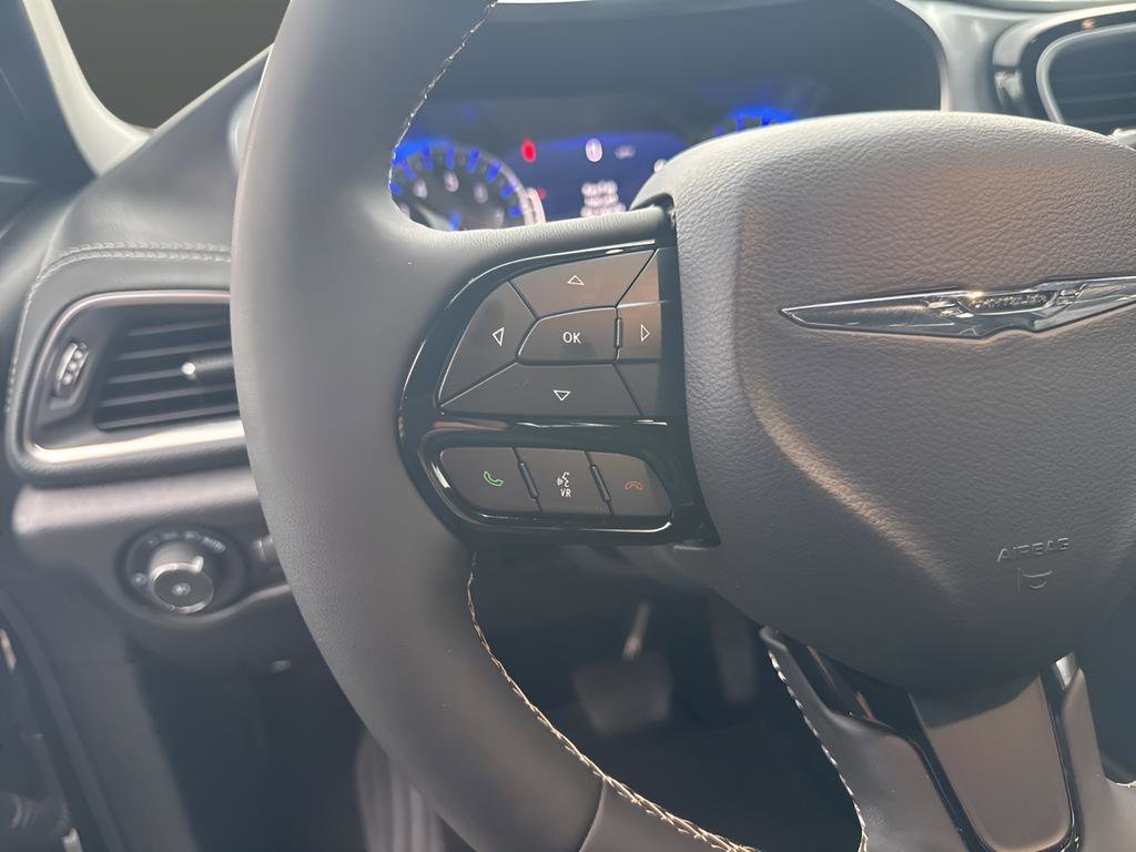 Used 2025 Chrysler Pacifica Limited image 16