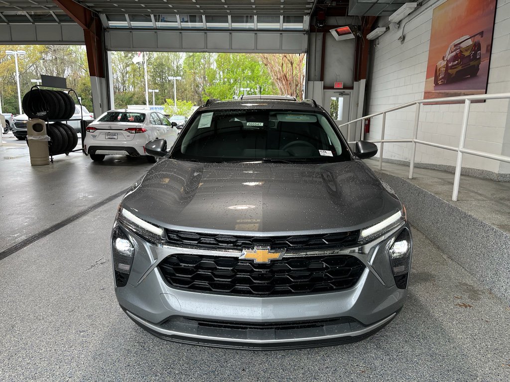 Used 2026 Chevrolet Trax LT FWD image 2
