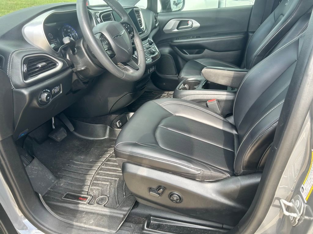Used 2023 Chrysler Pacifica Touring-L w/ S Appearance Package FWD image 4