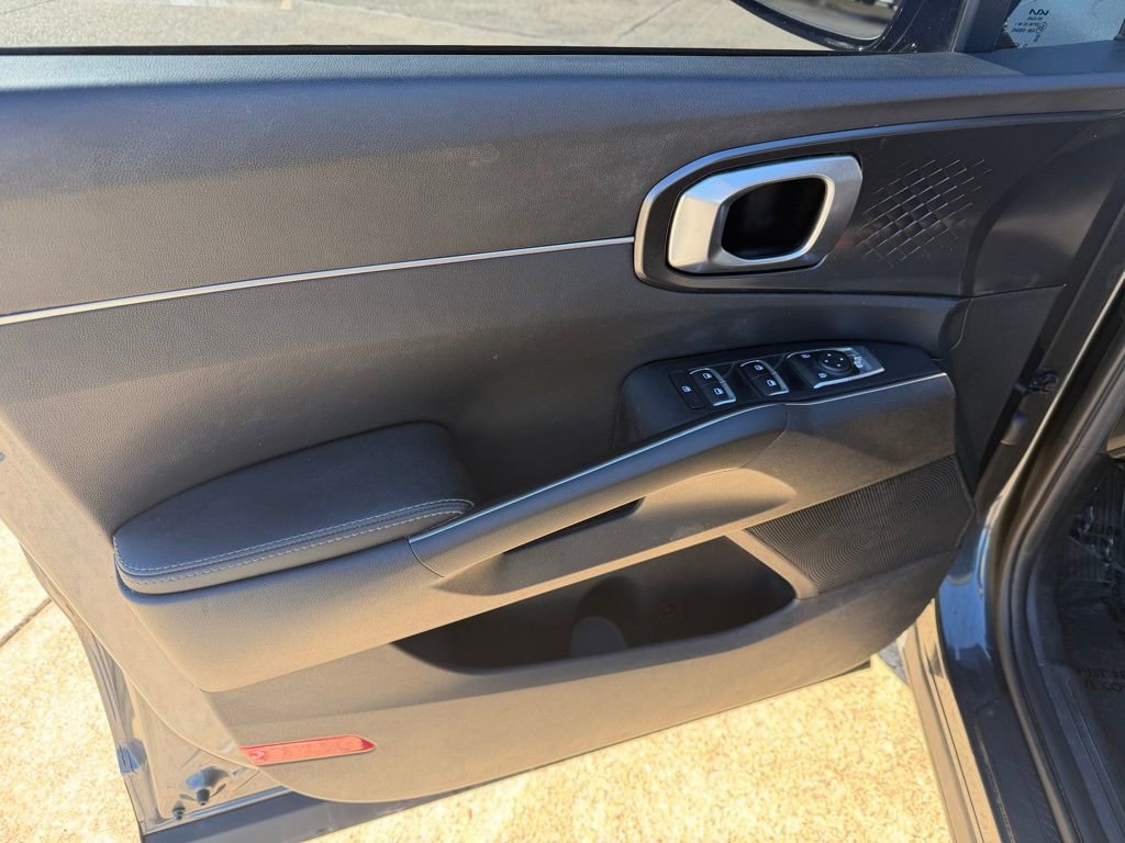 Used 2022 Kia Sorento LX image 12