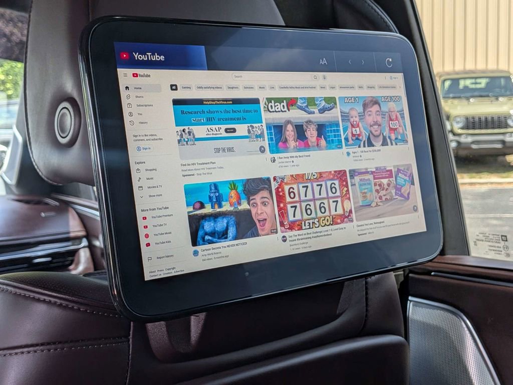 Used 2024 Cadillac Escalade Sport Platinum w/ LPO, ONYX Package AWD/4WD image 17