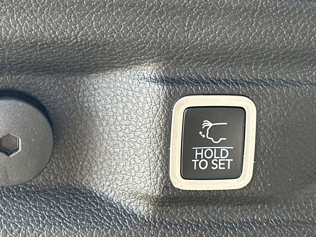 Used 2023 Jeep Grand Cherokee L Limited w/ Luxury Tech Group II image 20