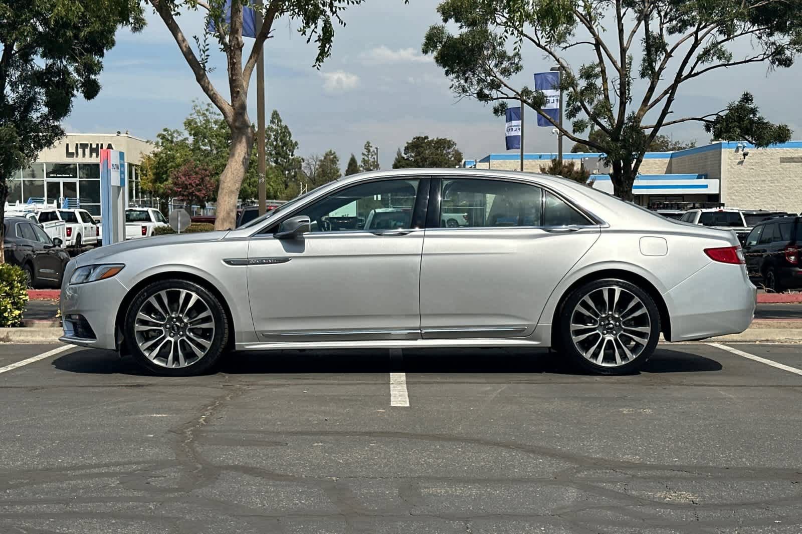 Used 2017 Lincoln Continental Select FWD image 6