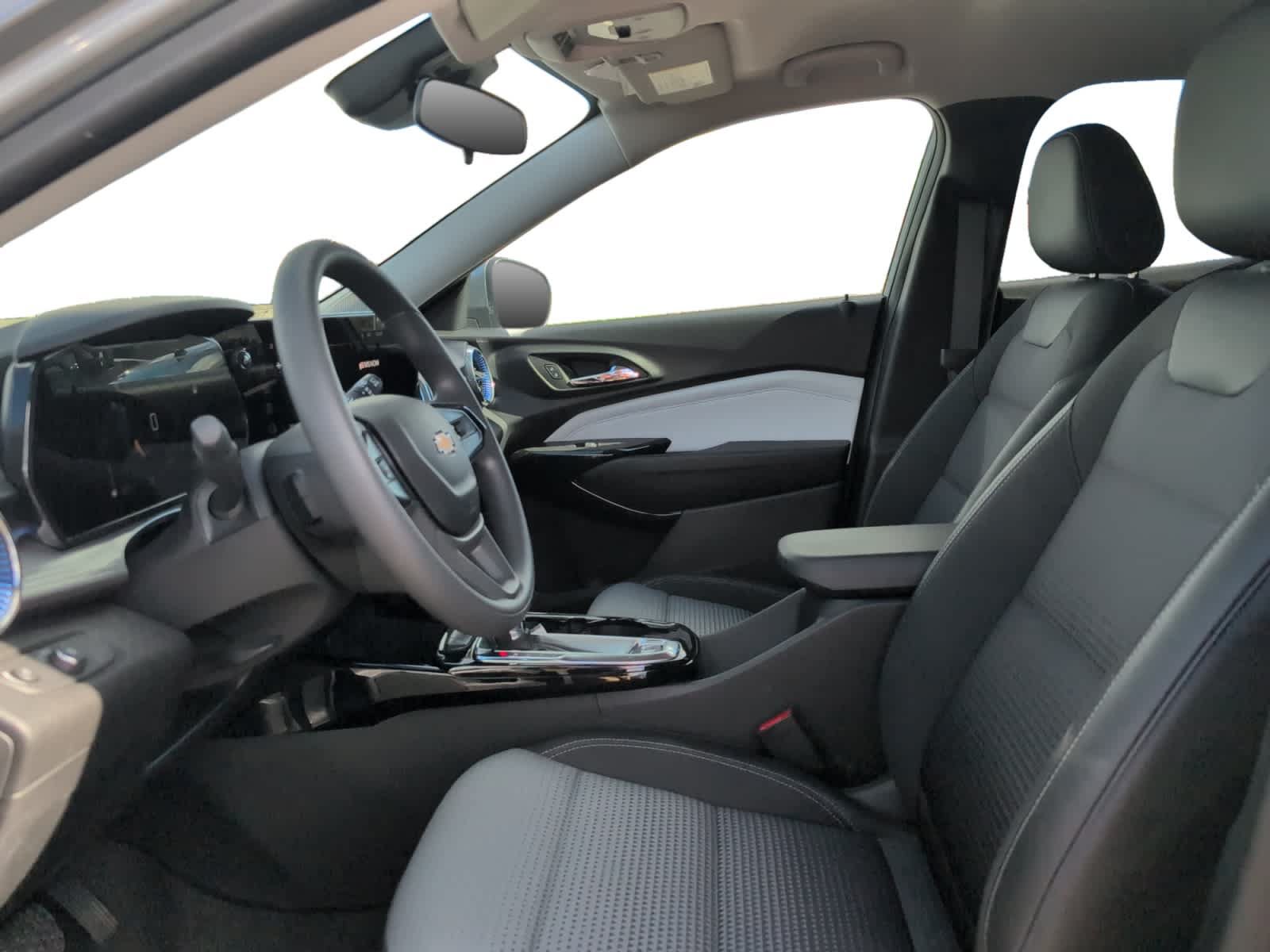 Used 2025 Chevrolet Trax LT FWD image 29