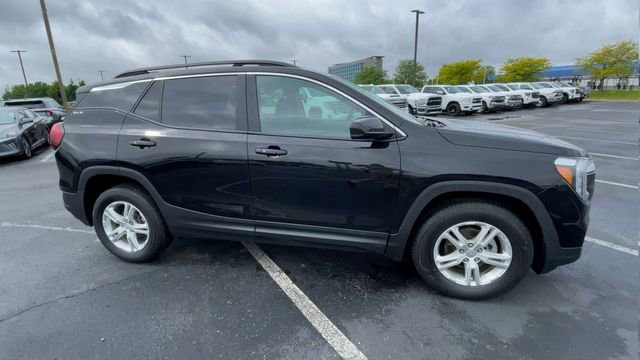 Used 2022 GMC Terrain SLE w/ Driver Convenience Package AWD/4WD image 3