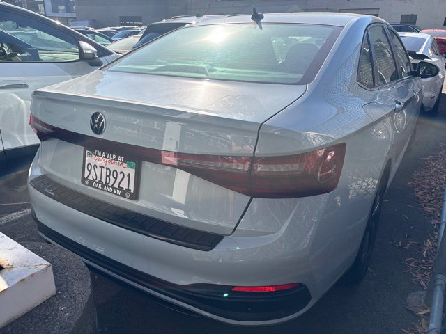 Certified 2025 Volkswagen Jetta SE FWD image 3
