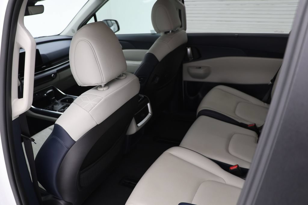 Used 2025 Kia Carnival EX FWD image 11