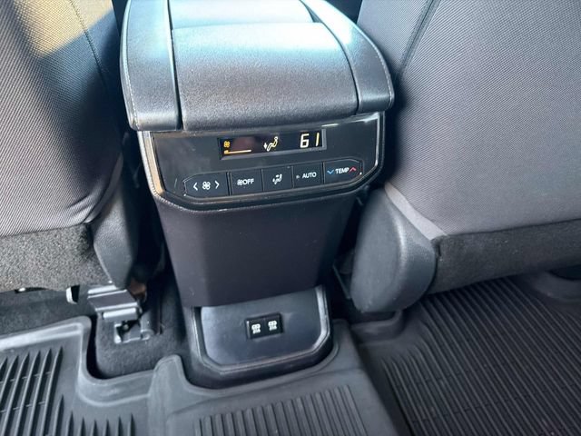 Used 2020 Toyota Highlander LE AWD/4WD image 18