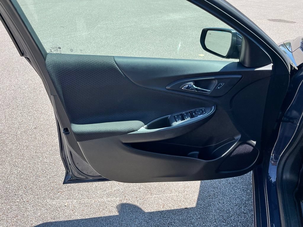 Used 2025 Chevrolet Malibu RS FWD image 11
