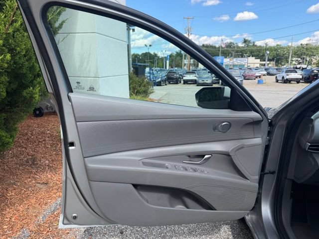 Used 2022 Hyundai Elantra SE FWD image 9